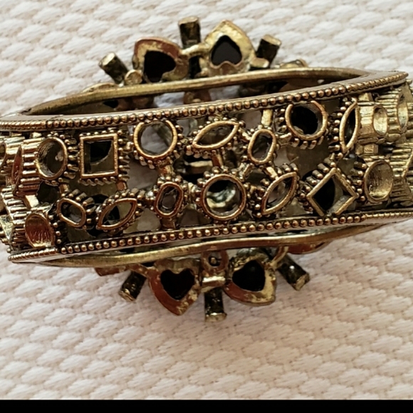 Old gold tone bracelet with black stones - Picture 5 of 13